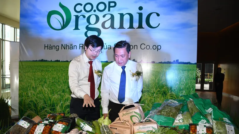Ông Phạm Trung Kiên - Phó Tổng Giám đốc Saigon Co.op ( bìa trái ) và ông Phạm Thành Kiên - Giám đốc Sở Công thương TP.HCM tham quan khu trưng bày sản phẩm Co.op Organic