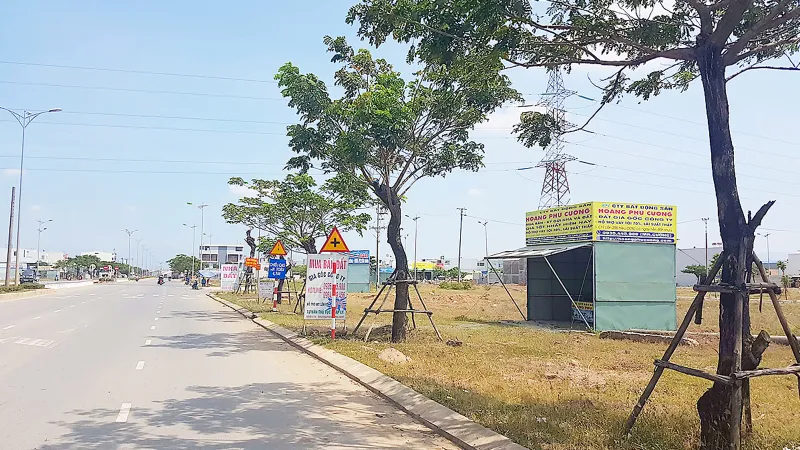 Mặc dù bảng hiệu rao bán đất có nhiều ưu đãi hấp dẫn nhưng người mua vẫn thưa vắng. Ảnh: NGUYÊN KHÔI