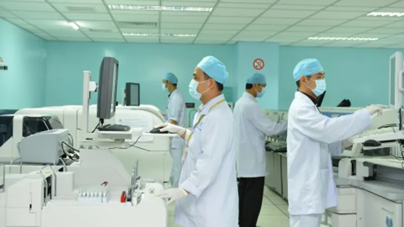 Các kỹ thuật viên tại Khoa xét nghiệm BV ĐHYD