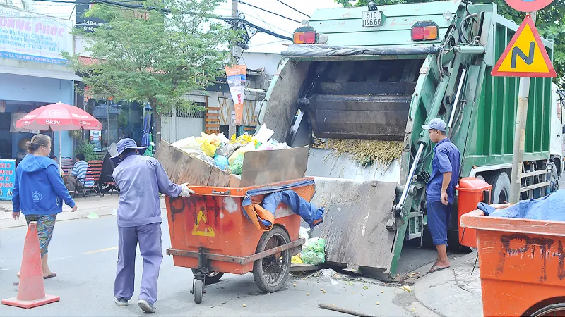 Thu gom rác tại quận 8, TPHCM. Ảnh: CAO THĂNG