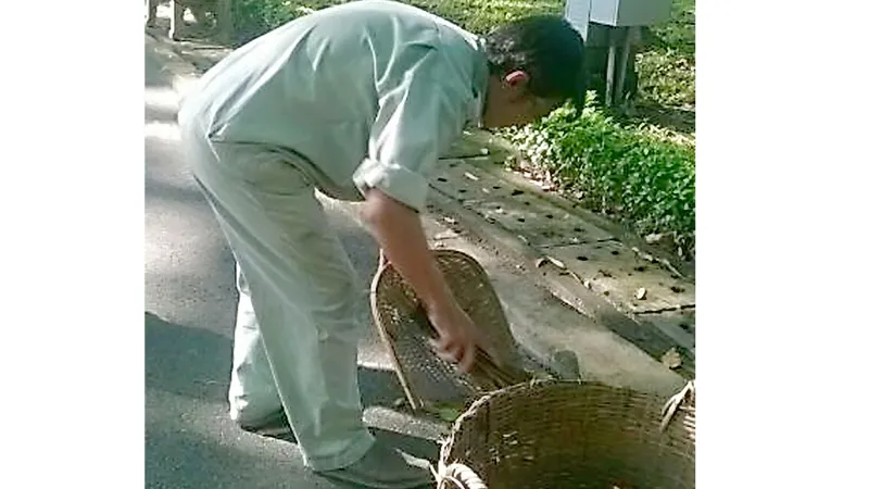 Công nhân vệ sinh cần mẫn quét đường
