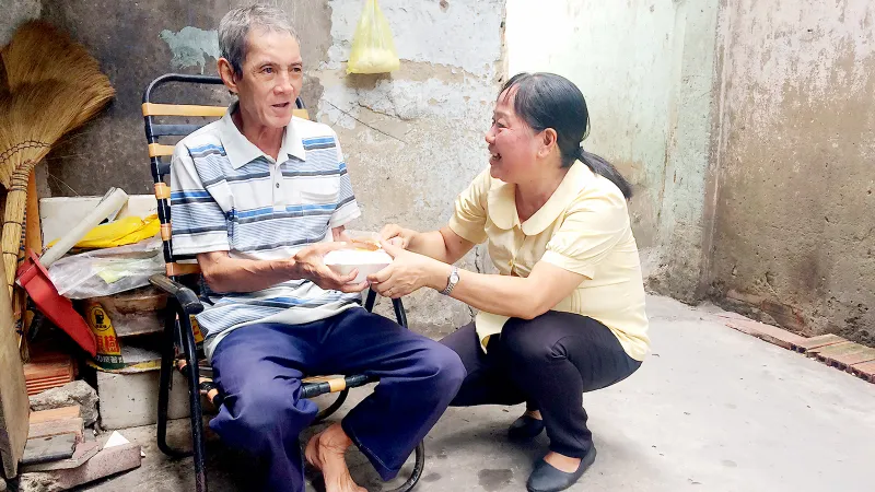 Cô Phạm Thị Vân đưa cơm, trò chuyện thăm hỏi ông Lê Văn Tấn (ngụ đường Nguyễn Tri Phương, quận 10)