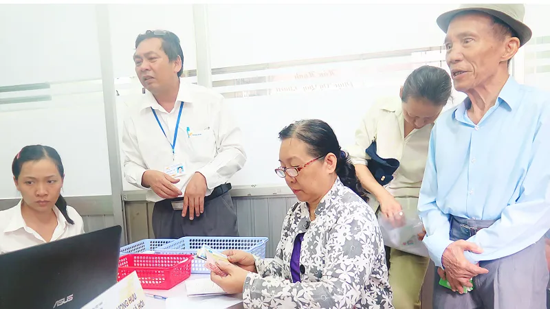 Người dân TPHCM nhận lương hưu và trợ cấp BHXH tại bưu điện 