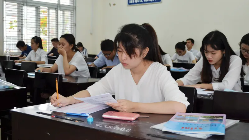 Thí sinh làm bài thi kỳ thi THPT quốc gia 2017 tại cụm thi An Giang