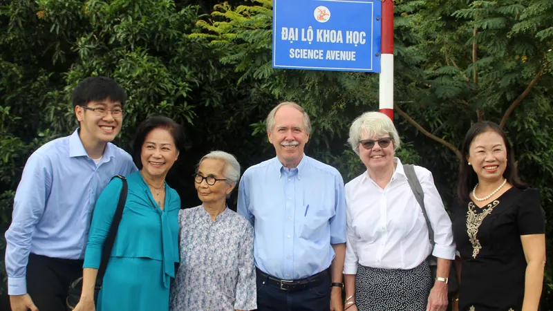 Giáo sư Gerardus ’t Hooft đặt tên đường khoa học đầu tiên tại Việt Nam