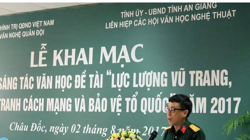 Đại tá Nguyễn Bình Phương - Tổng Biên tập Tạp chí Văn nghệ Quân đội khai mạc trại sáng tác. Ảnh: tuyengiaoangiang