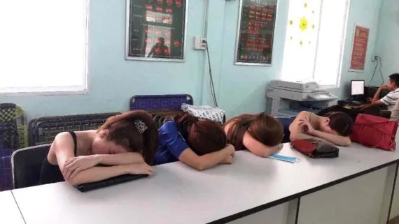 Các cô gái trong đường dây người mẫu, diễn viên, MC bán dâm giá ngàn USD ở TPHCM tại cơ quan công an