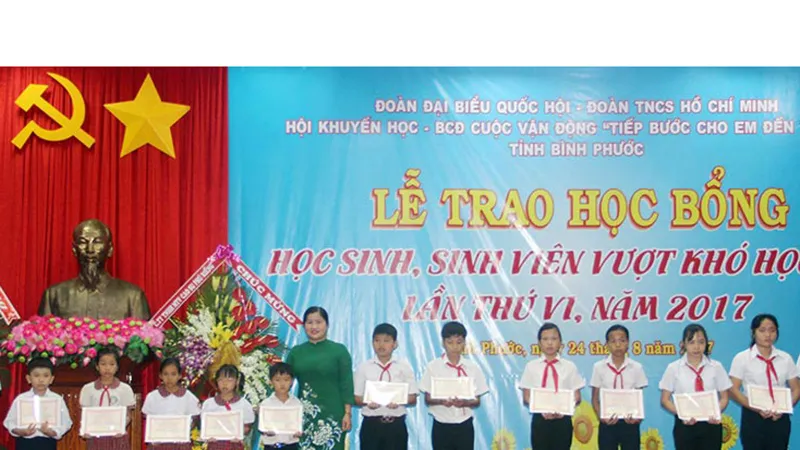 Phó bí thư Thường trực Tỉnh ủy, Chủ tịch HĐND tỉnh Trần Tuệ Hiền trao học bổng cho học sinh vượt khó học tốt