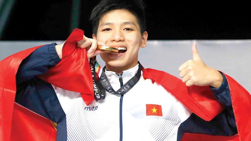 Kình ngư 15 tuổi Nguyễn Hữu Kim Sơn phá kỷ lục 400m cá nhân hỗn hợp ngay lần đầu tham dự SEA Games. Ảnh: DŨNG PHƯƠNG