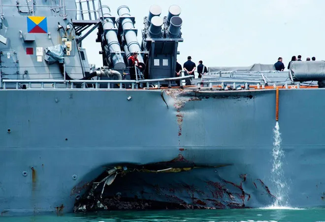 Vụ va chạm khiến cho tàu khu trục USS John S. McCain bị móp một lỗ lớn bên mạn trái, 10 thủy thủ trên tàu thiệt mạng. Ảnh: wired.com