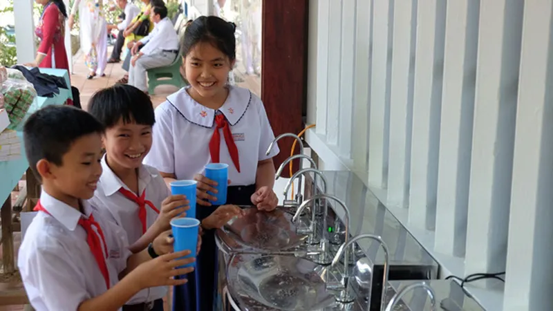 Tặng hệ thống máy lọc nước cho học sinh