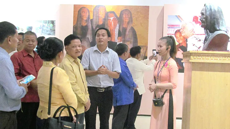 Trong không gian tượng đài Mẹ Thứ