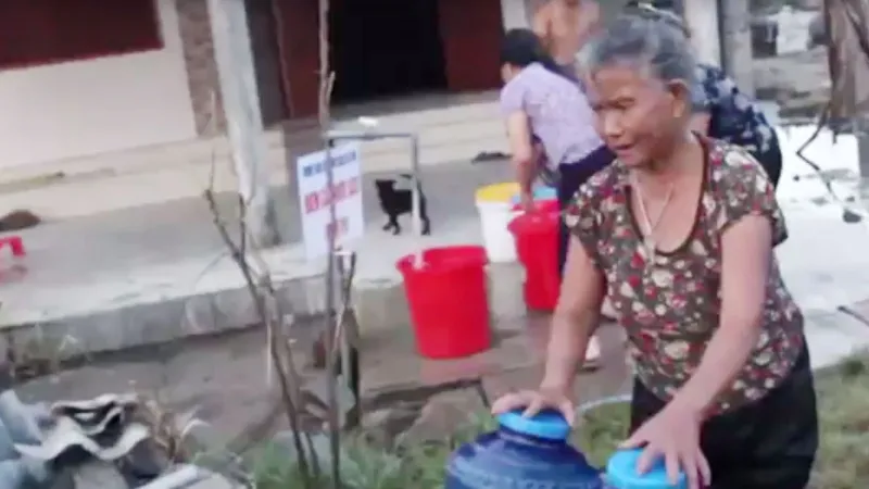 VIDEO: Người dân Hà Tĩnh “khát” nước sạch sau bão số 10