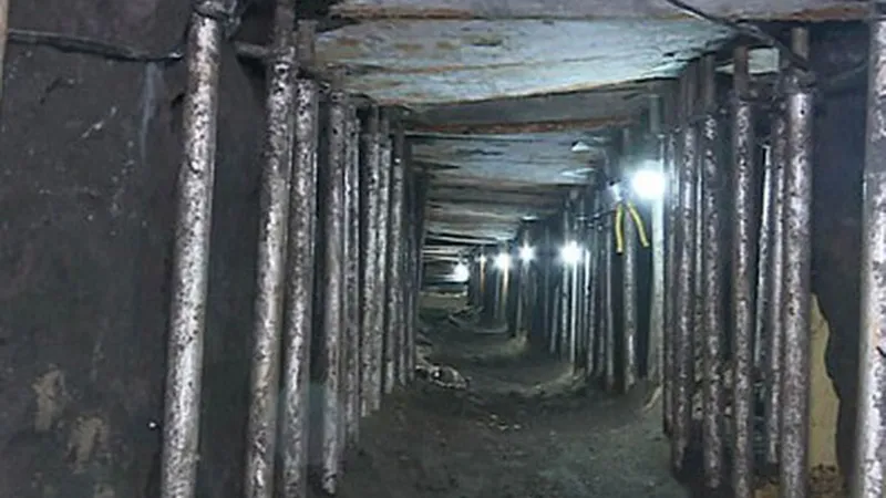 Băng đảng đã dành 4 tháng đào hầm để vào kho tiền tại một chi nhánh của Ngân hàng Brazil. Ảnh: dailymail