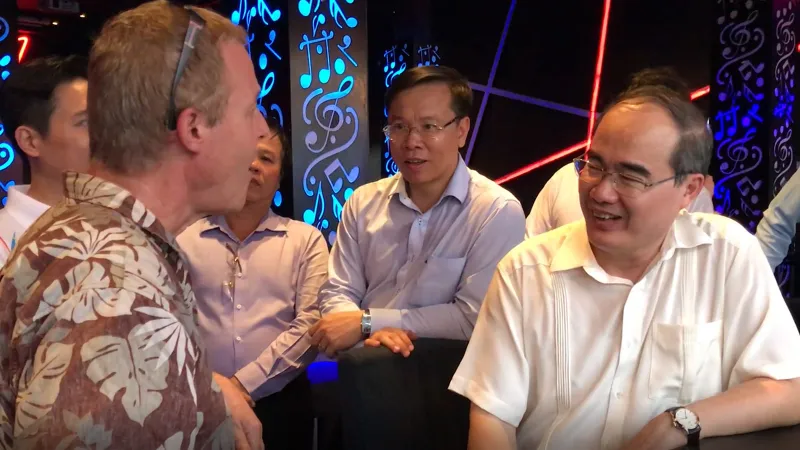 VIDEO: Một câu chuyện thú vị giữa Bí thư Thành ủy Nguyễn Thiện Nhân và du khách nước ngoài