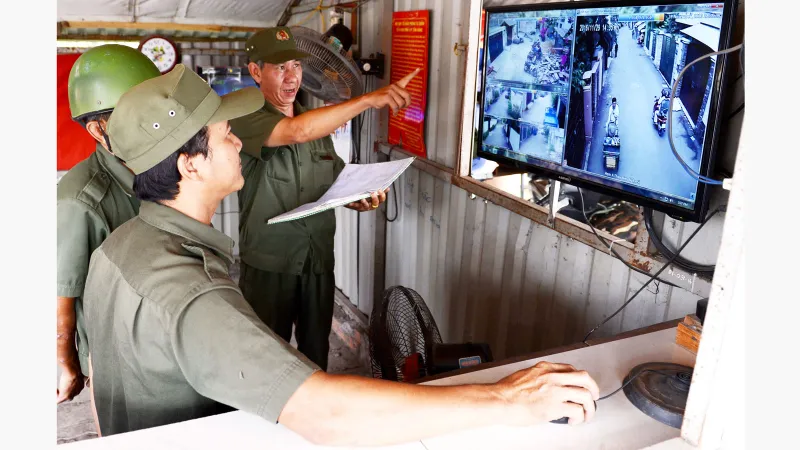 Đội dân phòng phường Tân Hưng, quận 7 phân tích camera an ninh trên địa bàn để phòng chống tội phạm. Ảnh: VIỆT DŨNG