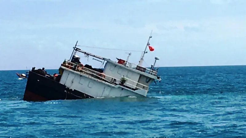 Quảng Ninh: Va chạm liên hoàn trên biển, 1 tàu chờ than bị chìm 