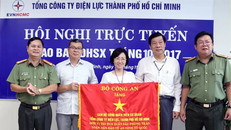 EVNHCMC nhận cờ thi đua xuất sắc phong trào toàn dân bảo vệ an ninh Tổ quốc