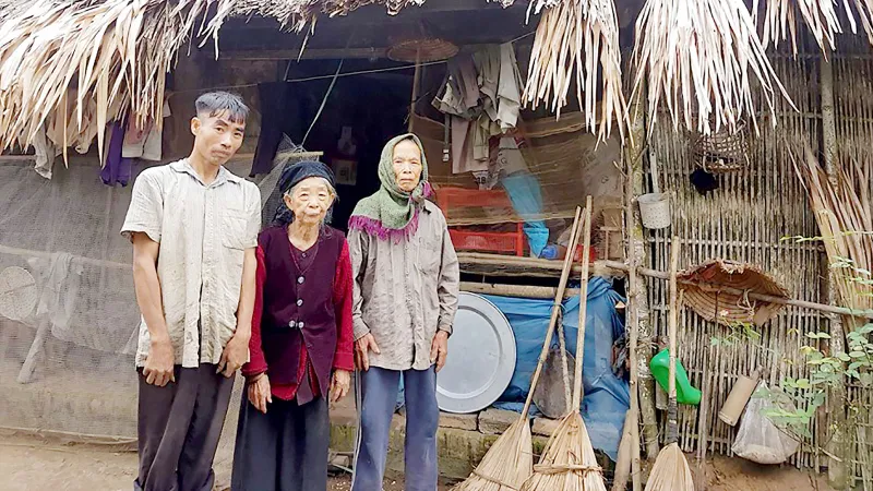 Hai cụ già yếu vất vả nuôi con tâm thần