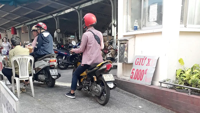 Thu phí gửi xe của người dân đến trụ sở UBND quận 1