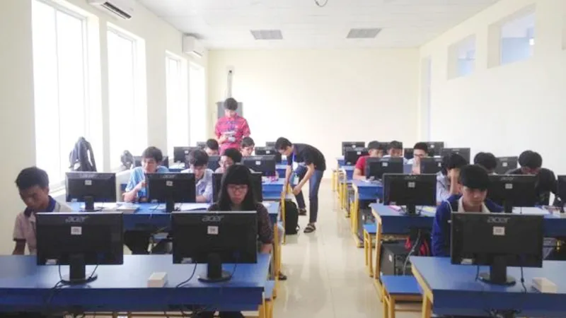  Sinh viên tham gia trò chơi Lập trình tiếp sức trong môn Nhập môn lập trình