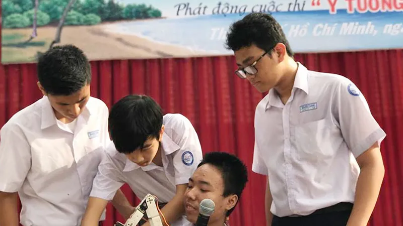 Trần Phan Thanh Hải (thứ ba từ trái sang) cùng bạn bè bên robot thông minh do mình sáng chế