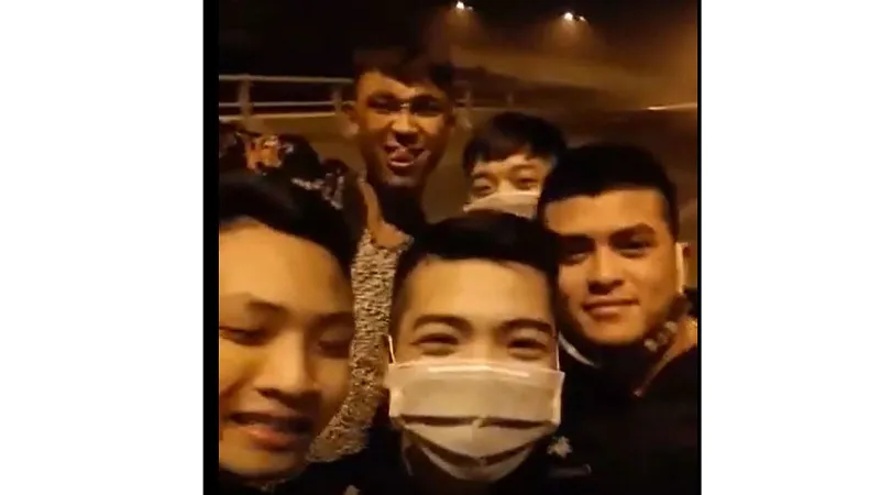VIDEO: Triệu tập nhóm thanh niên cầm hung khí chặn xe “xin đểu” rồi livestream trên cao tốc