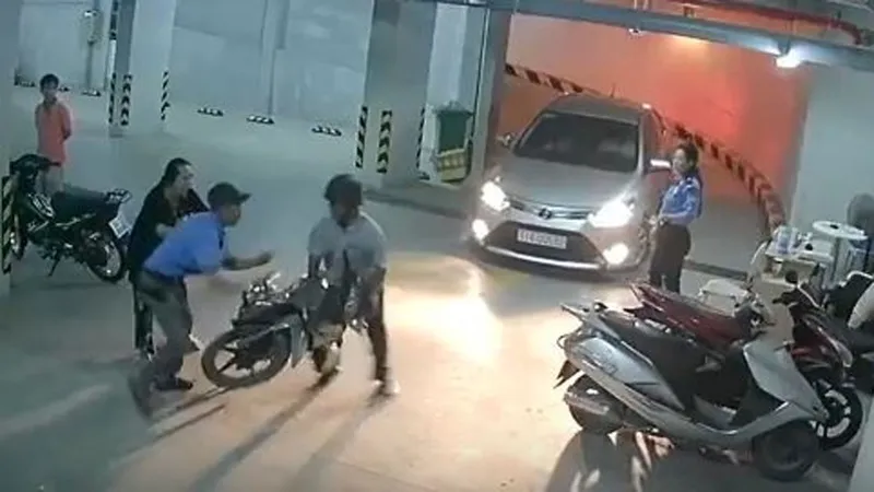  ​Nhân viên bảo vệ chung cư đánh người nhập viện khai gì?