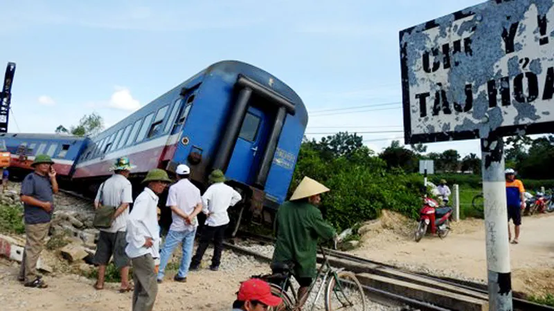 Tàu hỏa đâm xe máy, 2 người tử vong 
