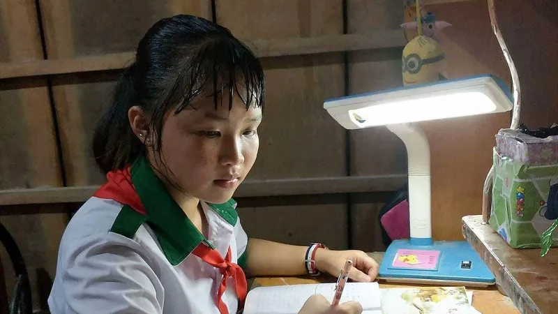 Nỗi lòng cô bé mồ côi mẹ