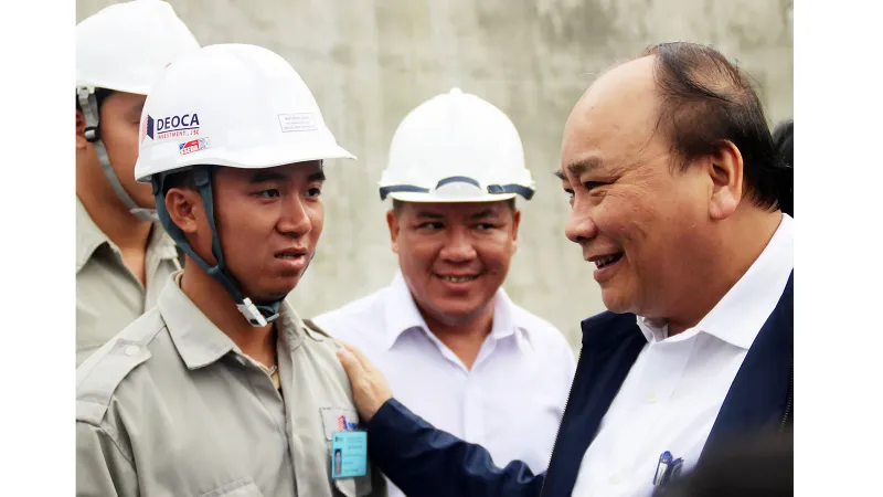 Thủ tướng Nguyễn Xuân Phúc thăm, chúc tết công nhân thi công hầm đường bộ qua đèo Cả