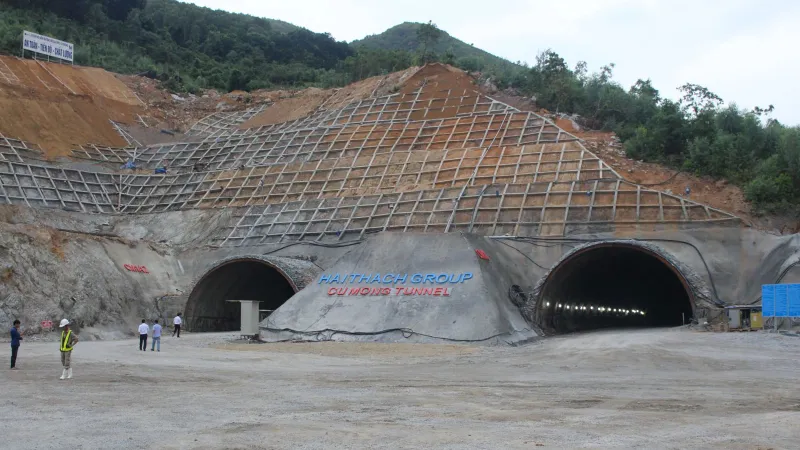 Thông hầm Cù Mông sau hơn 20 tháng “mở núi”