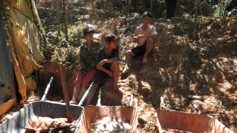 Kon Tum: Phát hiện hầm vàng “khủng” trong vườn chanh dây