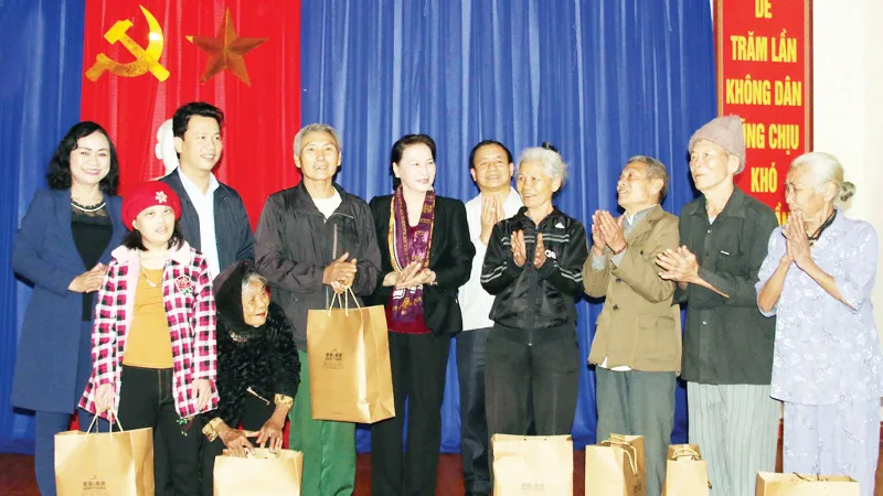 Thăm, tặng quà đối tượng chính sách
