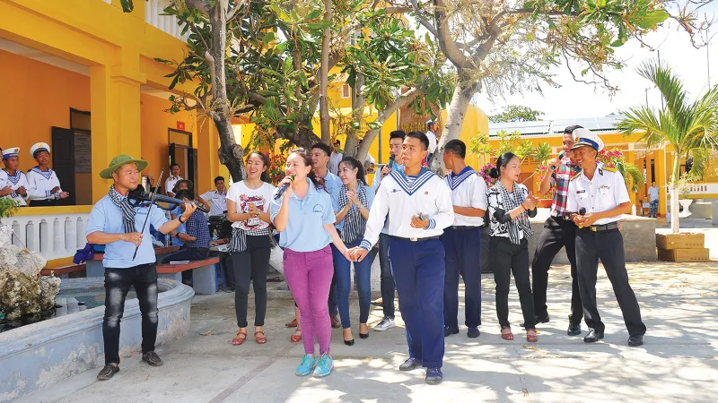 Hát giữa biển trời Tổ quốc