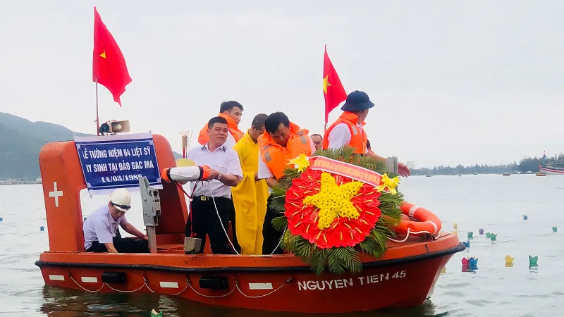 Cựu binh Trường Sa thả vòng hoa tưởng niệm 64 đồng đội nằm lại ở Gạc Ma