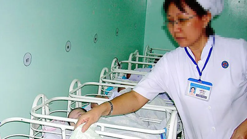 Xử lý trách nhiệm khi bệnh viện trao nhầm con