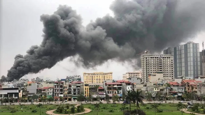 Cháy lớn thiêu rụi chợ Quang ở Thanh Trì, Hà Nội 