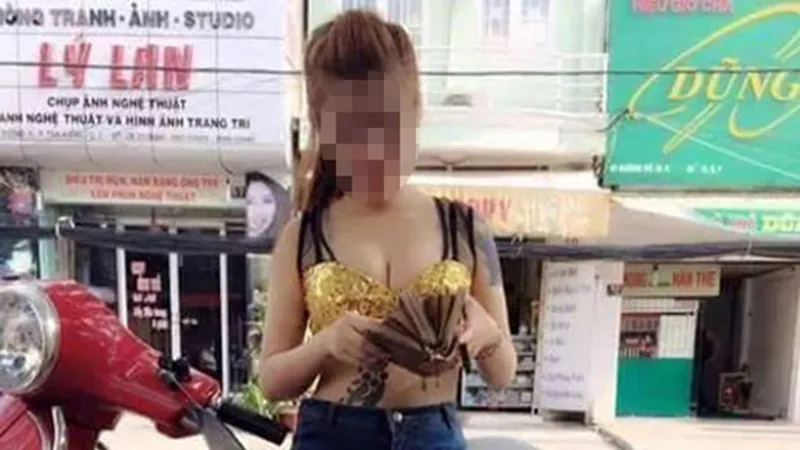 Người trẻ và thời trang ngày càng hở bạo