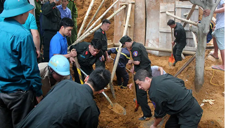 Lào Cai: Sạt lở đất trong khi xây bờ kè, 4 người bị vùi lấp