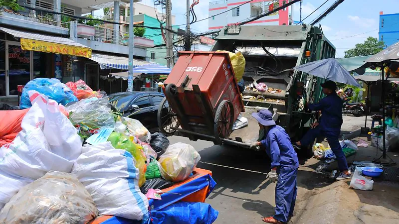 Gom rác vận chuyển đến khu xử lý rác tại quận 8. Ảnh: CAO THĂNG