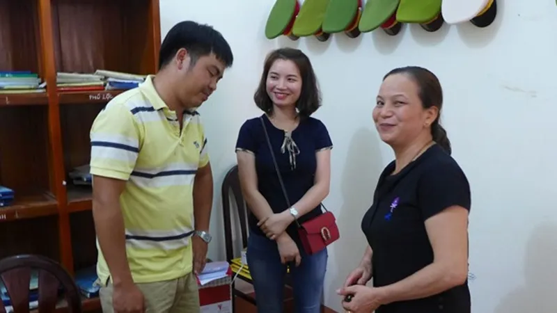 Khen ngợi người phụ nữ nghèo trả lại 300 triệu đồng nhặt được