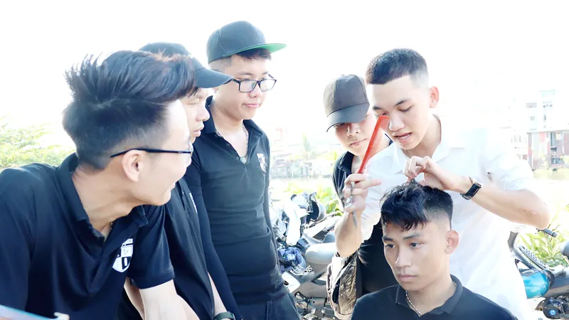 Không gian cắt tóc miễn phí