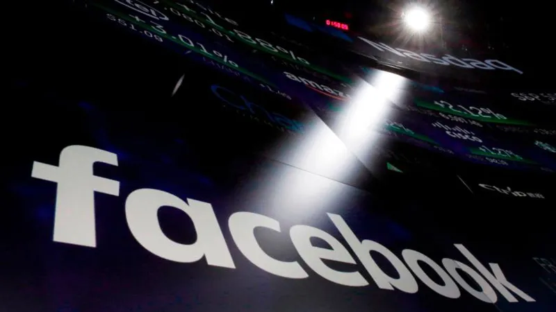 Facebook biến bài đăng riêng tư của 14 triệu người dùng thành "công khai". Ảnh: AP