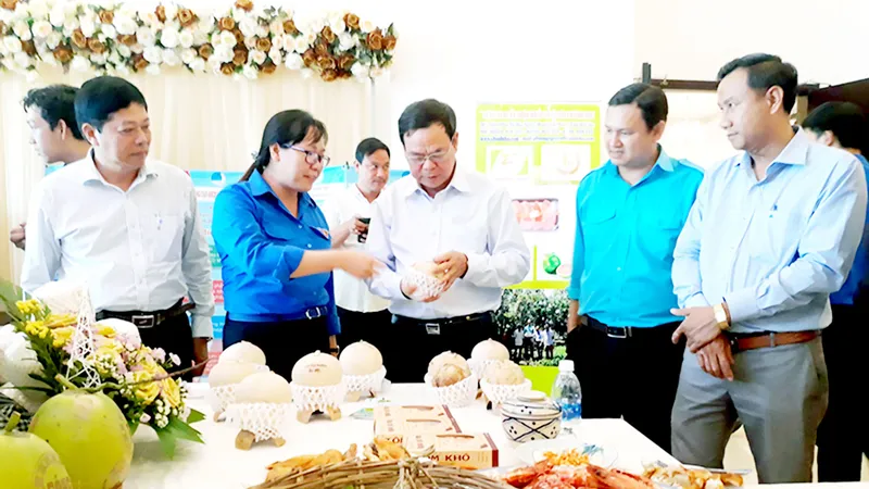 Bí thư Tỉnh ủy Bến Tre Võ Thành Hạo (thứ ba, từ phải qua) xem hàng hóa tại Ngày hội sản phẩm khởi nghiệp tỉnh Bến Tre