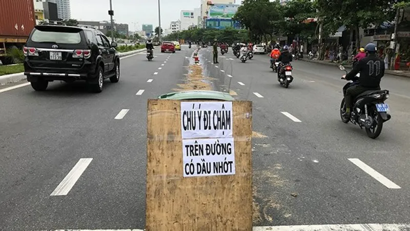 Nhiều người bị té xe máy vì nhớt trên đường