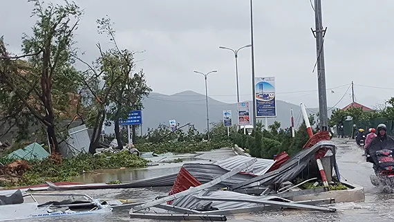 Bão số 4 đi vào đất liền Thanh Hóa và suy yếu thành áp thấp nhiệt đới, Bắc Bộ và Bắc Trung Bộ mưa to