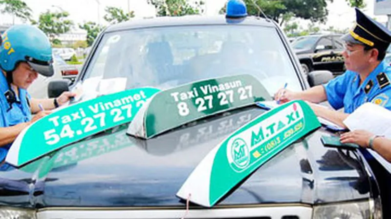 Thanh tra Sở GTVT kiểm tra và lập biên bản các xe taxi giả, taxi nhái. Ảnh do Thanh tra Sở GTVT cung cấp