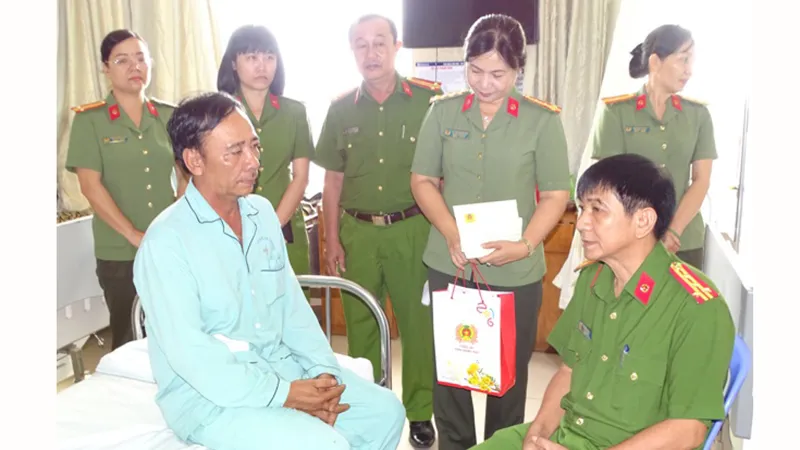 Tặng quà 2 bảo vệ dân phố bị thương khi bắt trộm