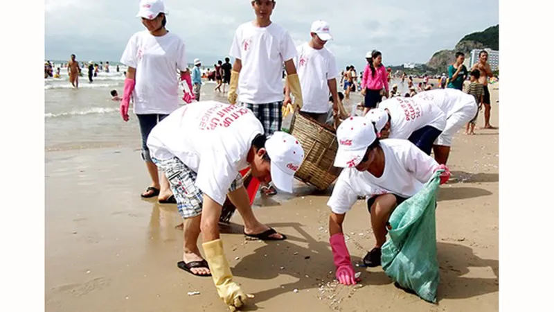 Thanh niên tình nguyện dọn rác trên bãi biển Vũng Tàu
